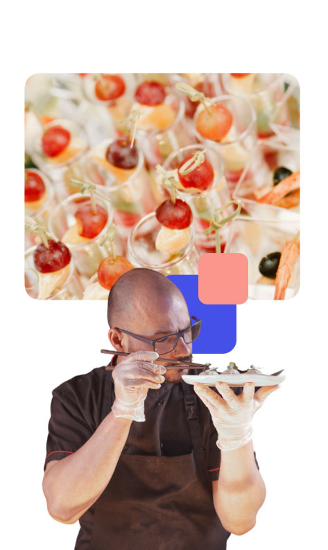 chef souriant en présentant une assiette avec une image de cocktail dans des flutes derrière lui