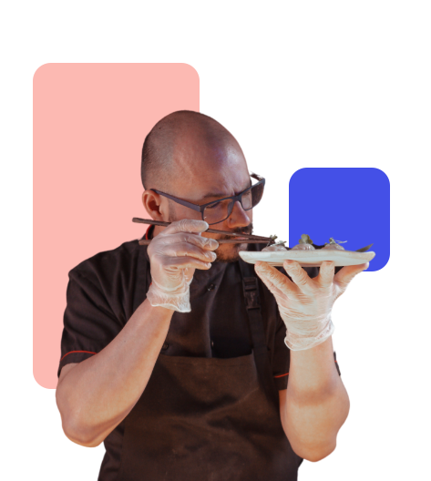 chef préparant une assiette de bouchées vapeurs avec des baguettes