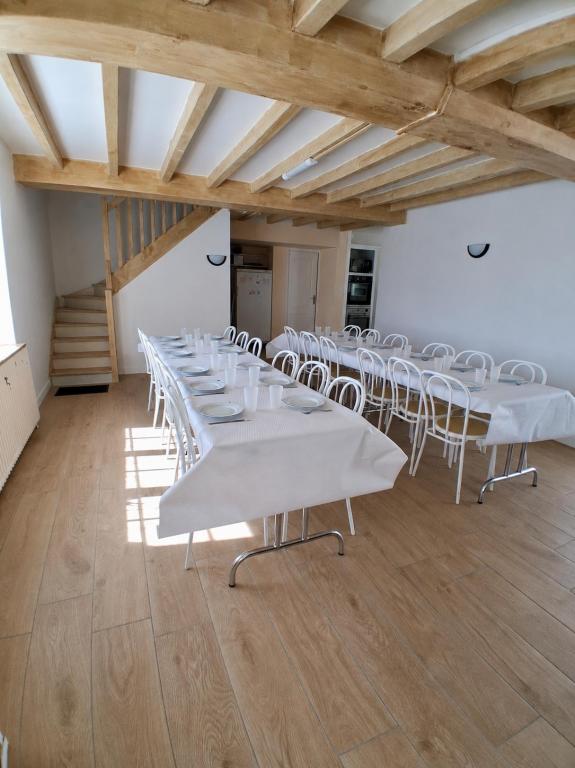 Salle à manger avec grandes tablées pour 30 personnes 