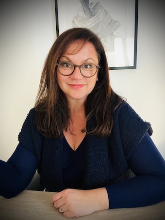 portrait d'une femme dans son cabinet