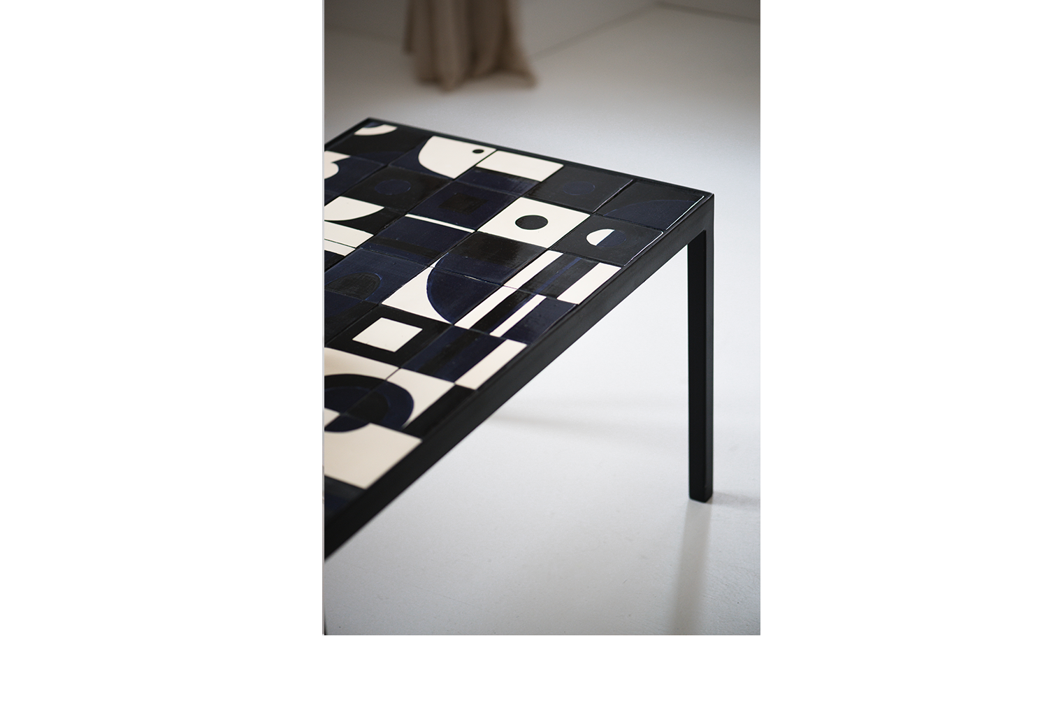 La Table Bleue, céramique & métal, 2023 