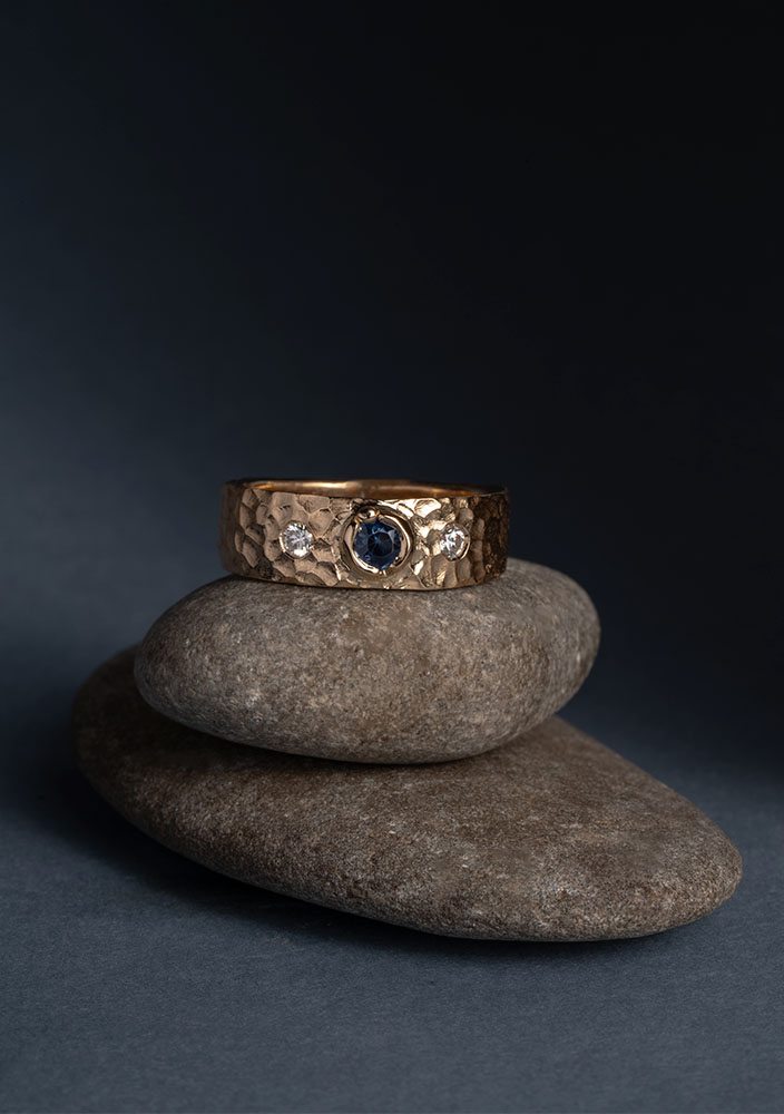 Alliance Martelée  - Saphir, Diamants, Or jaune