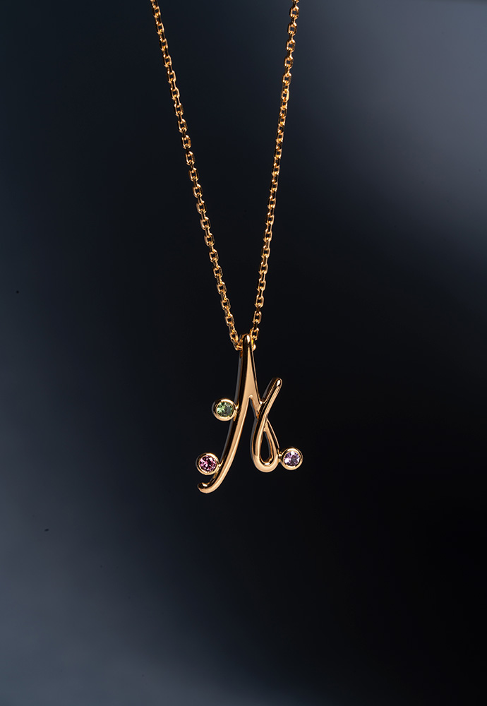 Pendentif "A" - Saphirs de couleur & Or jaune