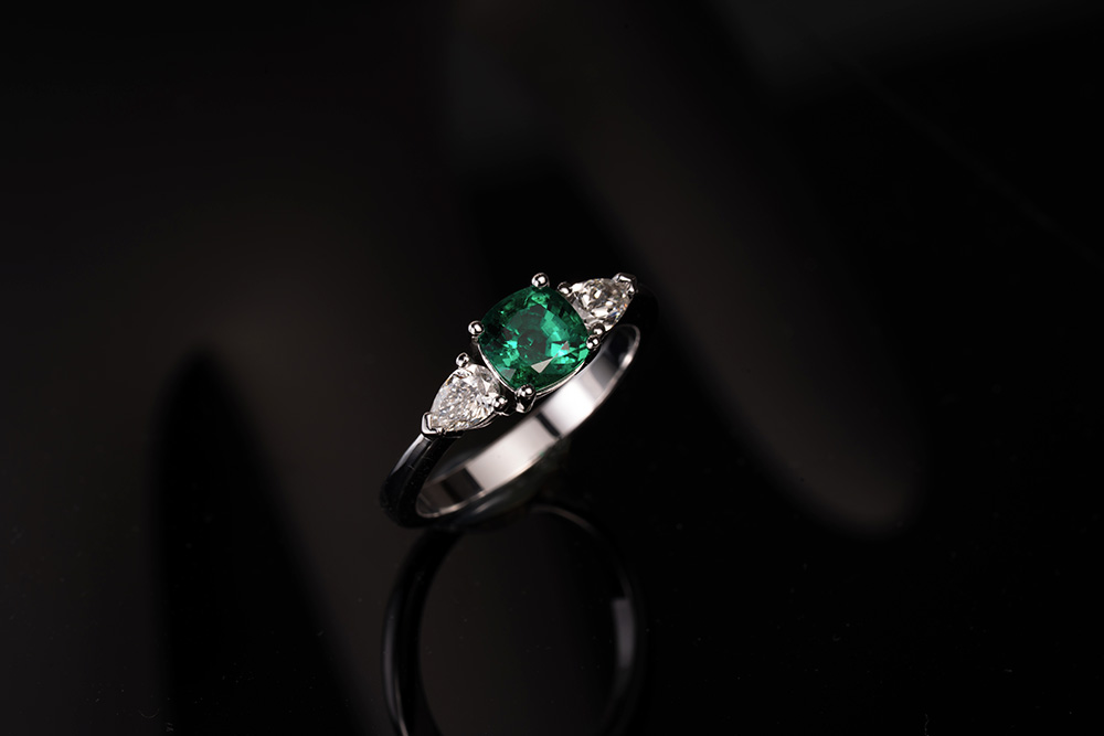 Solitaire Epaulé - Emeraude, Diamants &  Or blanc