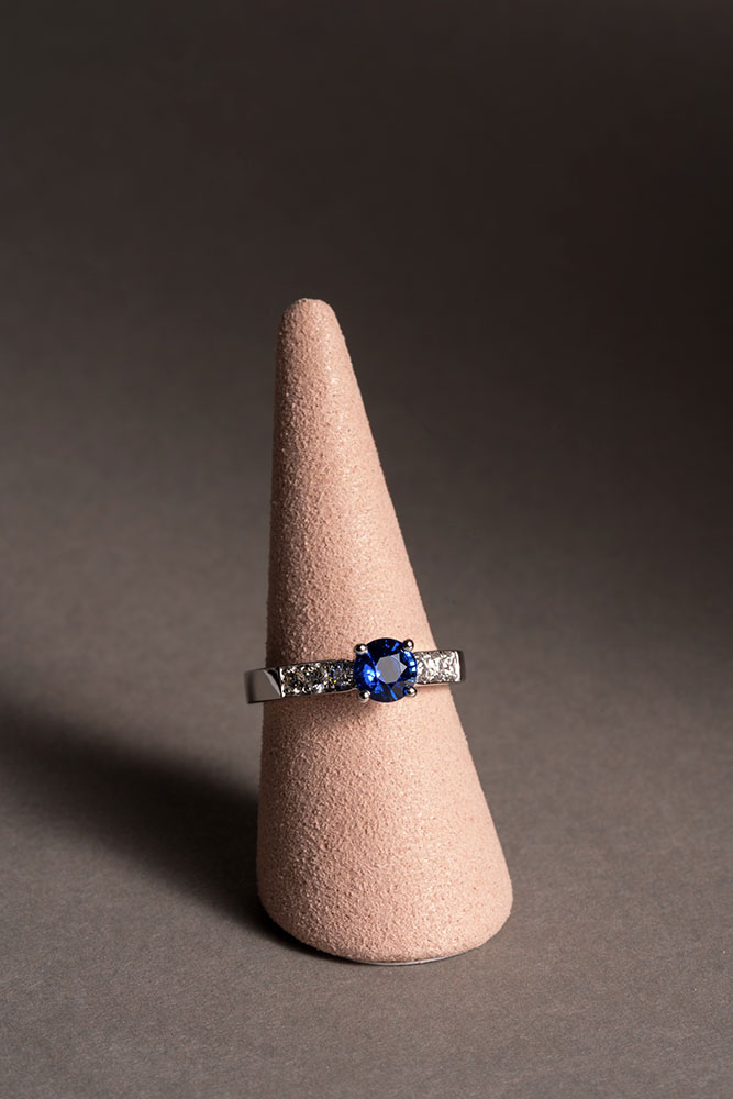 Solitaire "Royal Blue" - Saphir, Diamants & Or blanc