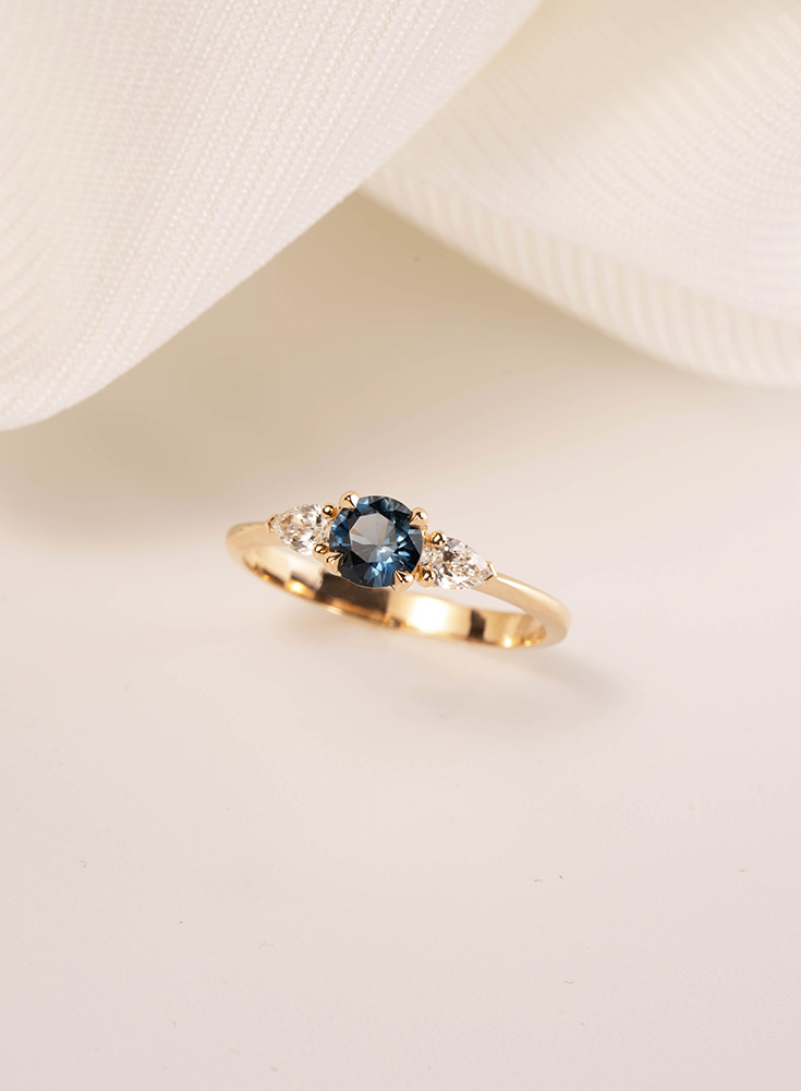 Solitaire "Epaulé" - Saphir d'Auvergne Diamants & Or Jaune