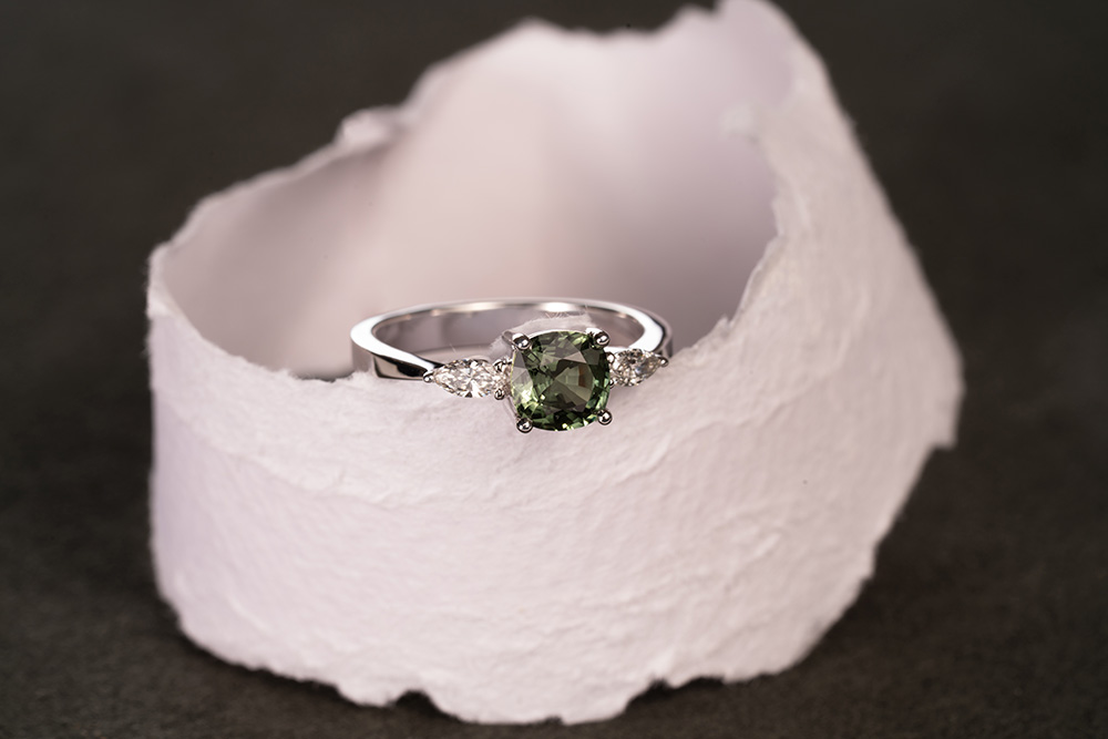 Solitaire "Epaulé" - Saphir Vert, Diamants & Or blance