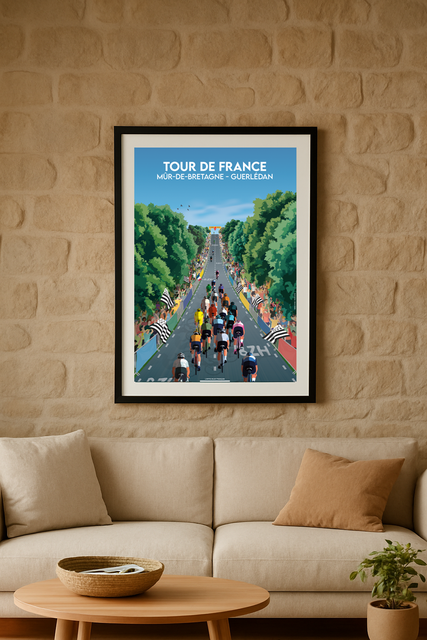 Affiche Tour de France 2025 montée du Mûr-de-Bretagne Guerlédan encadrée dans un salon moderne graphisme illustration affiche Kevin Perro Celtigraph