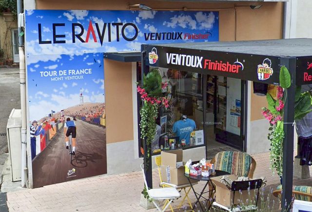 devanture magagsin le ravito avec l’affiche Tour de France 2025 Mont Ventoux graphisme illustration affiche Kevin Perro Celtigraph