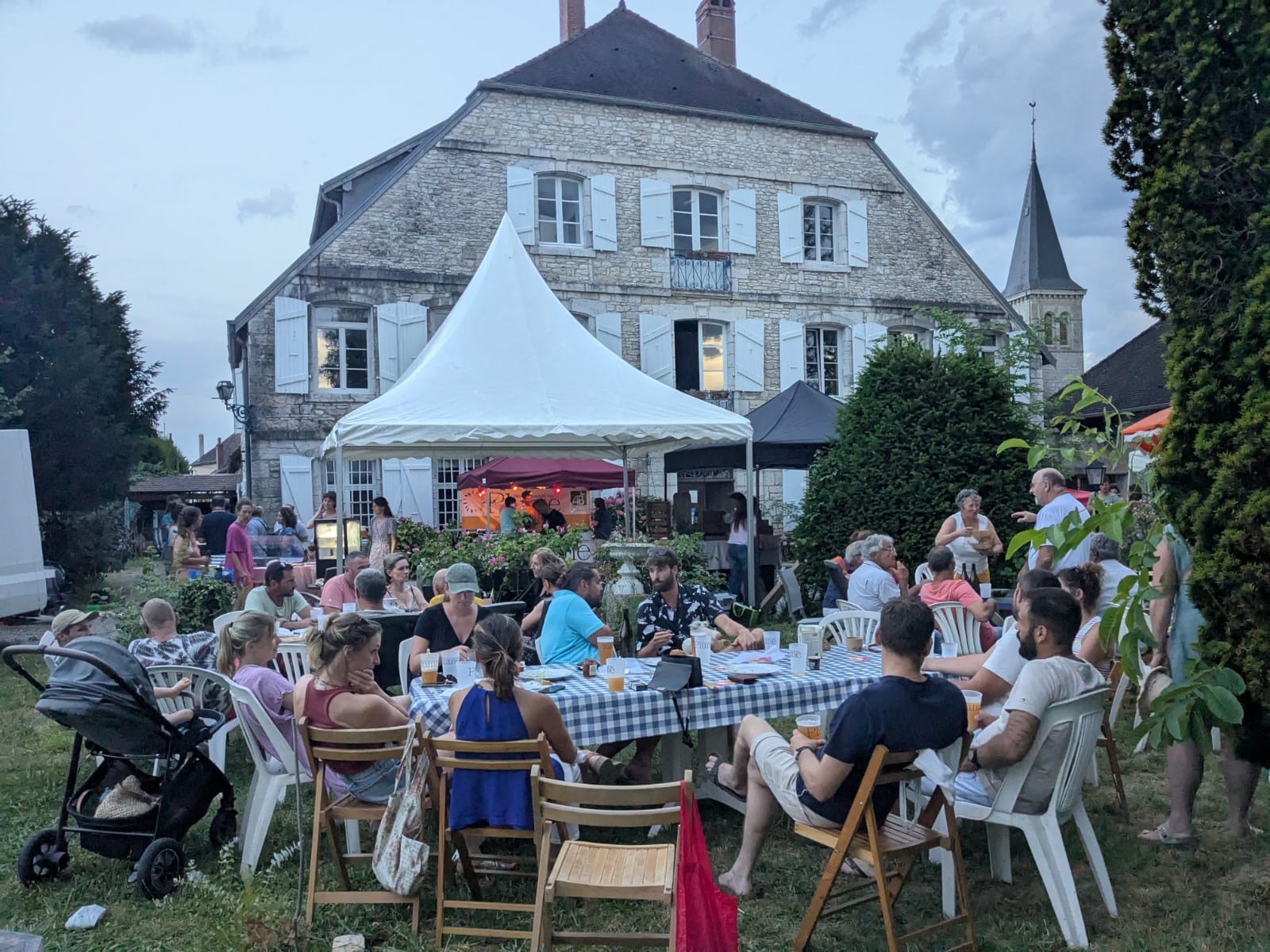 Un exemple de grande tablée au Clos de la Louve à Cramans