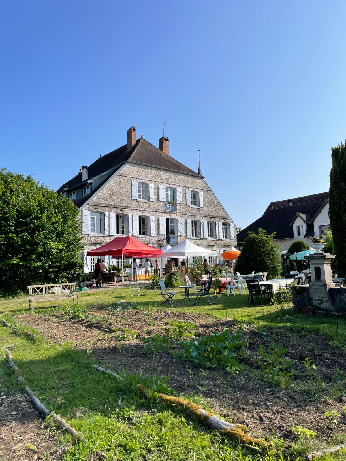 Vue des stands d'un marché estival 2025