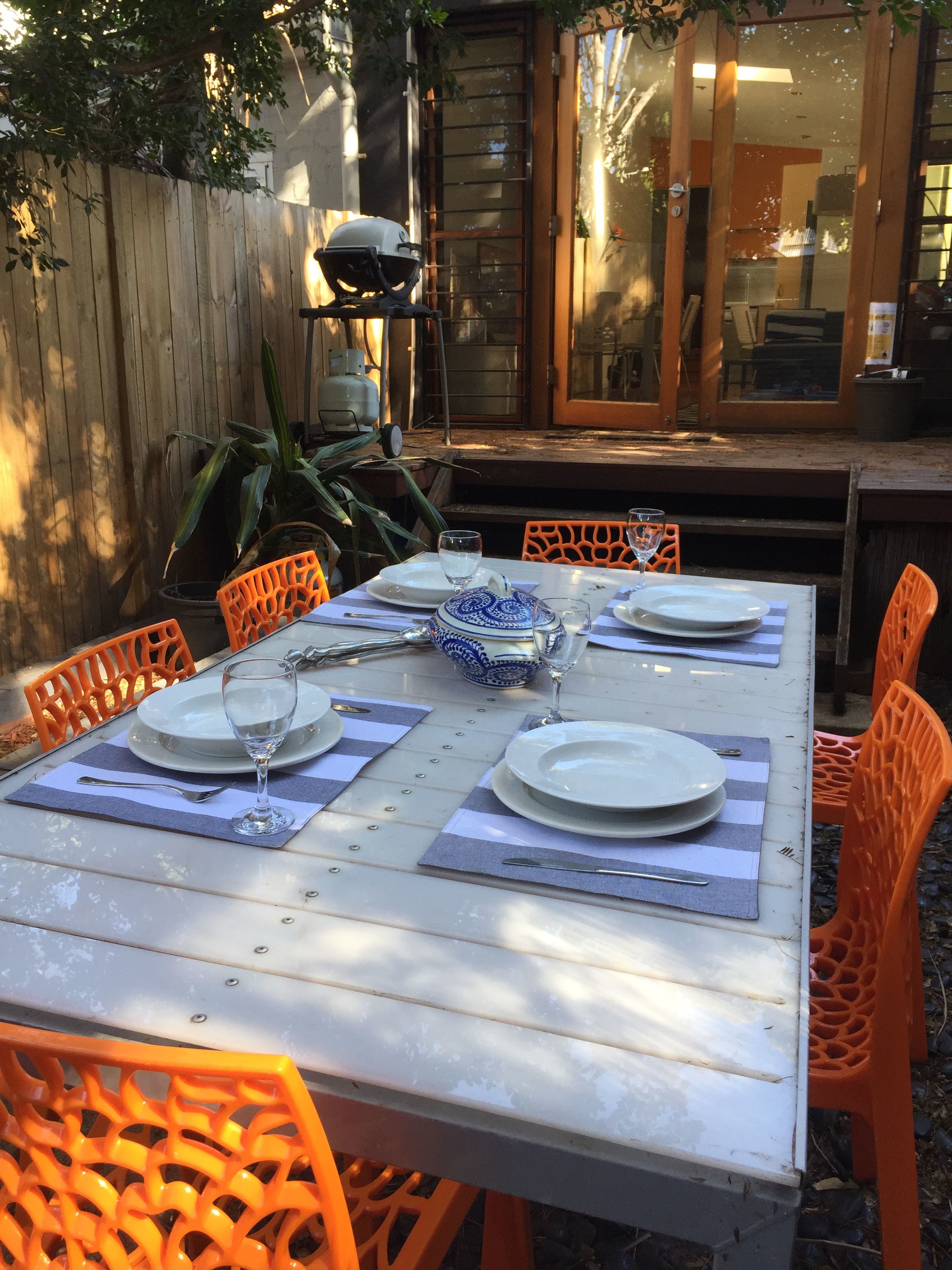 Outdoor dining for 6 people