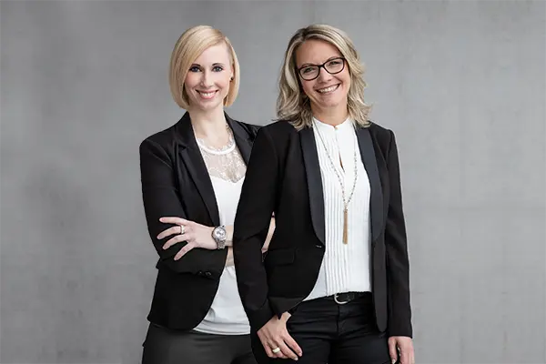 Mann der sich Dokumente anschaut