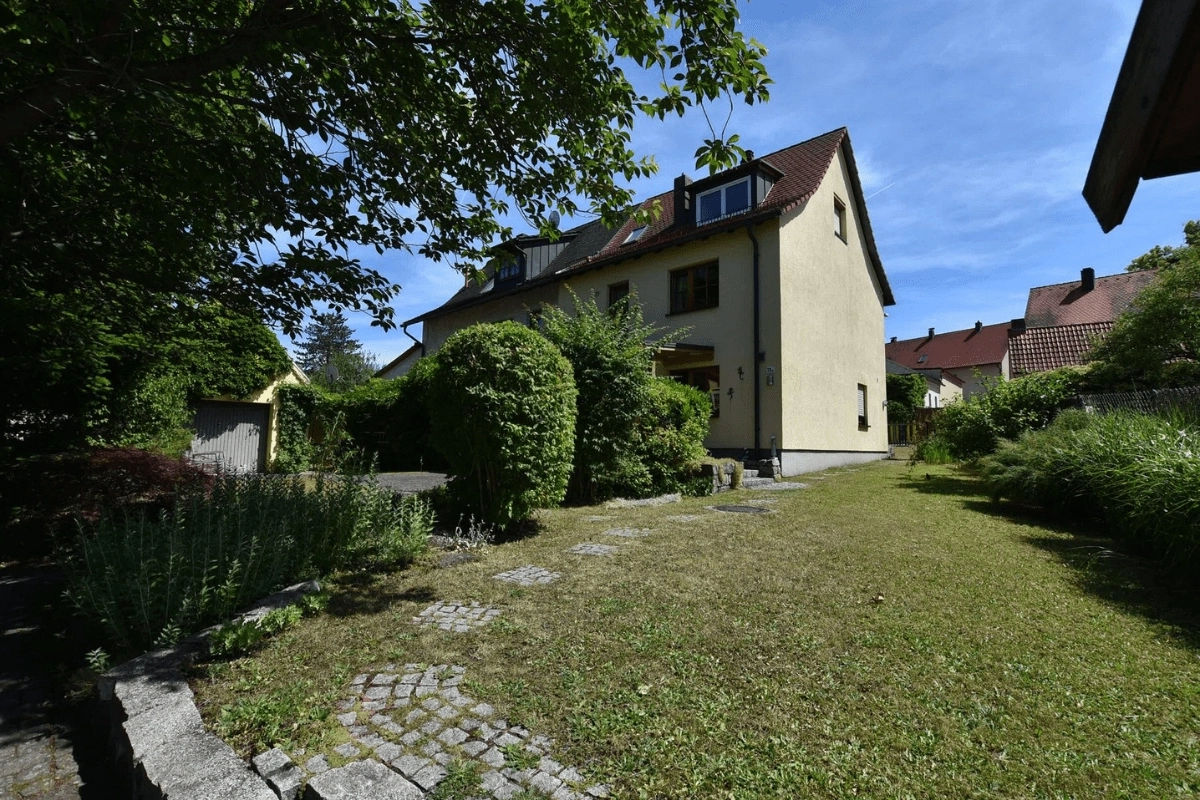 {{REF1_ART}} in {{REF1_ORT}}