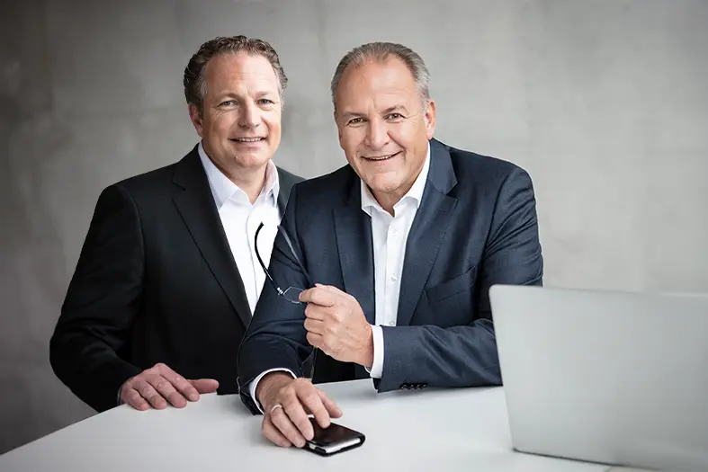 Makle der mit den Käufern die Verträge durchgeht