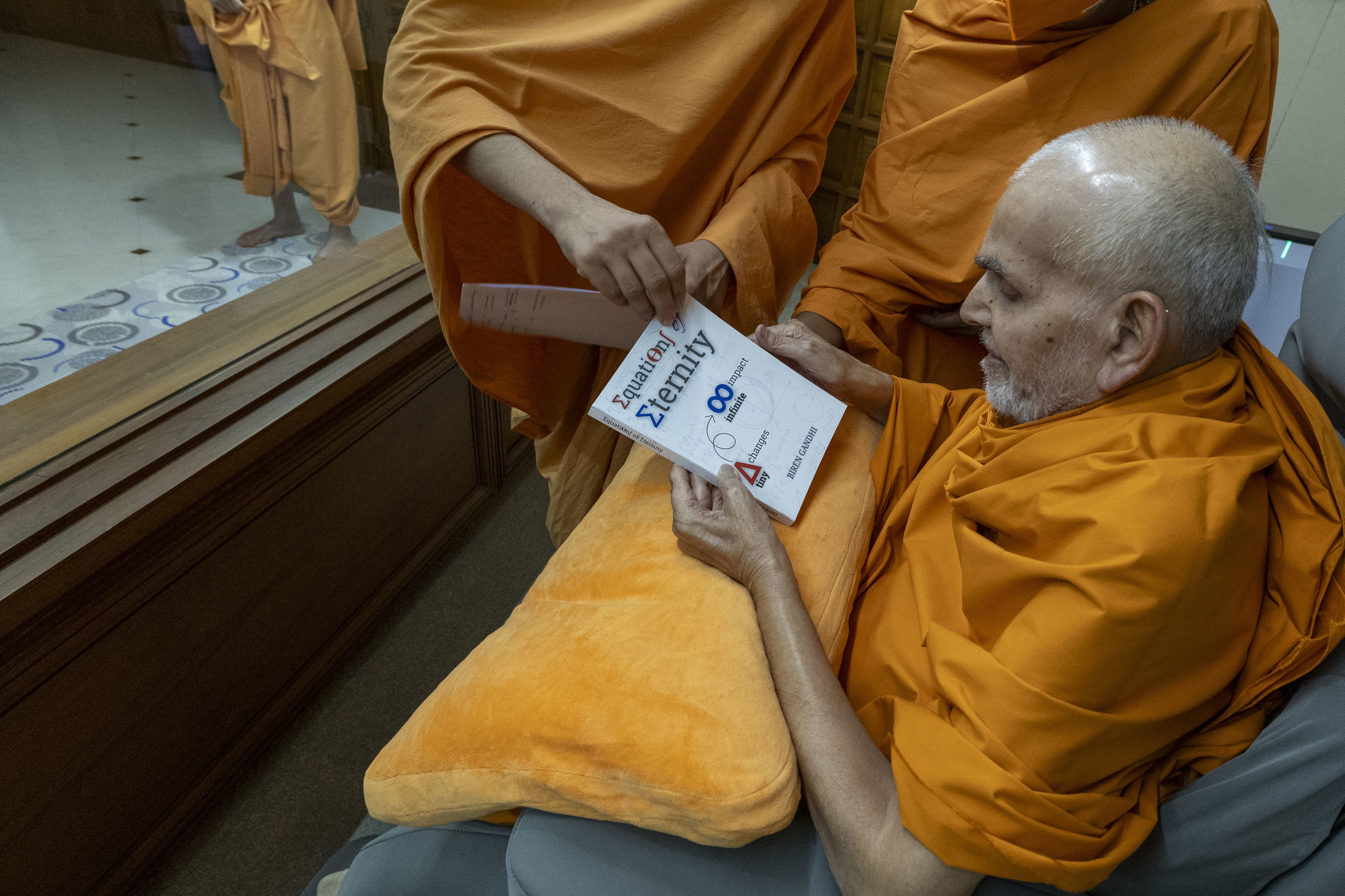 HH Mahant Swami Maharaj Blessing The Book