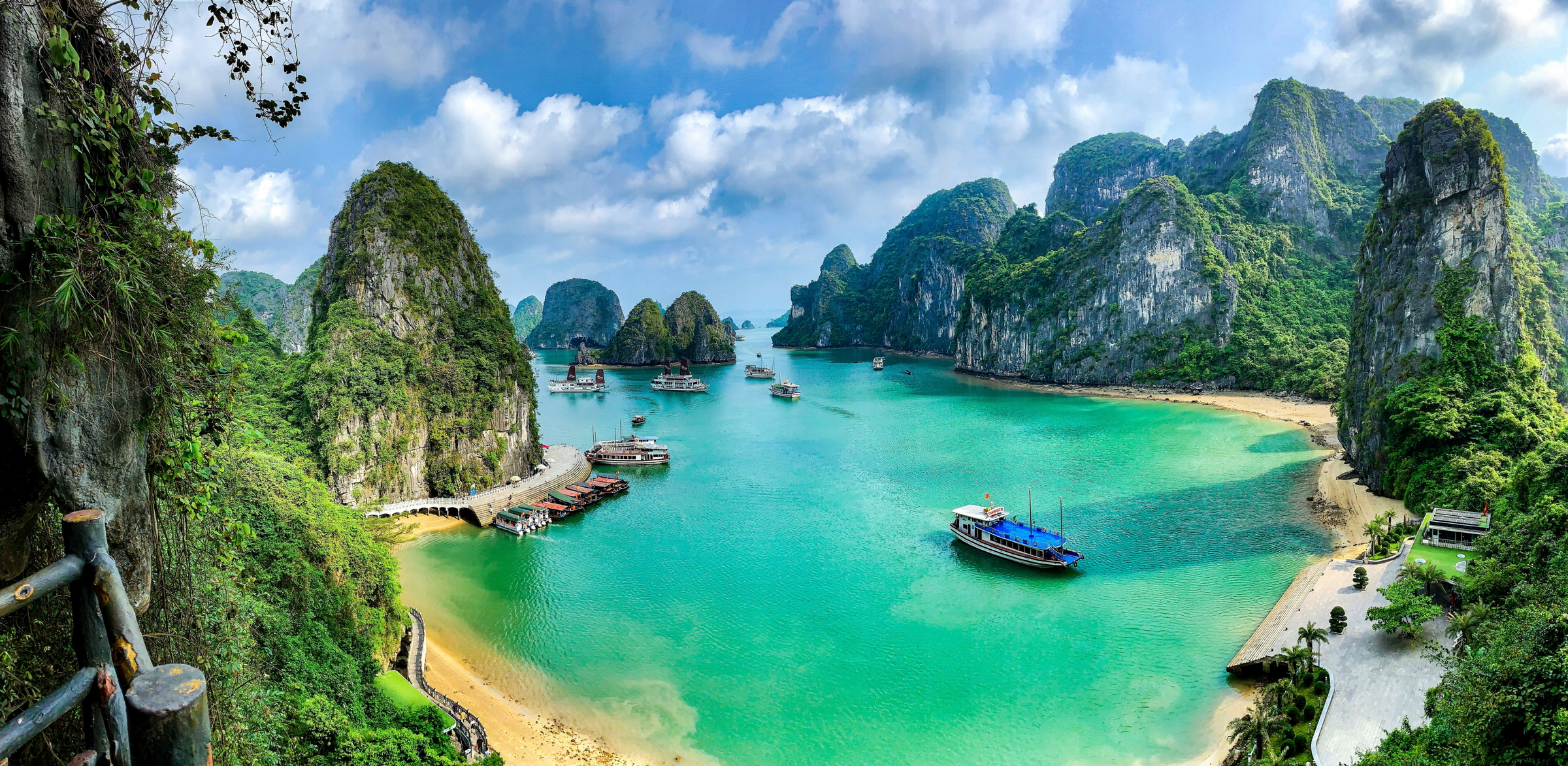 Piton rocheux typique de la baie de Lan Ha, décor naturel pour un voyage sur-mesure au Vietnam