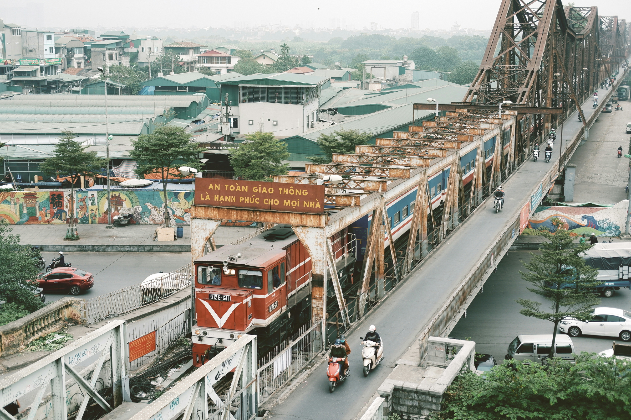 Le train traversant Hanoï, un moment iconique d’un voyage bien planifié avec VietNomads, coach voyage Vietnam