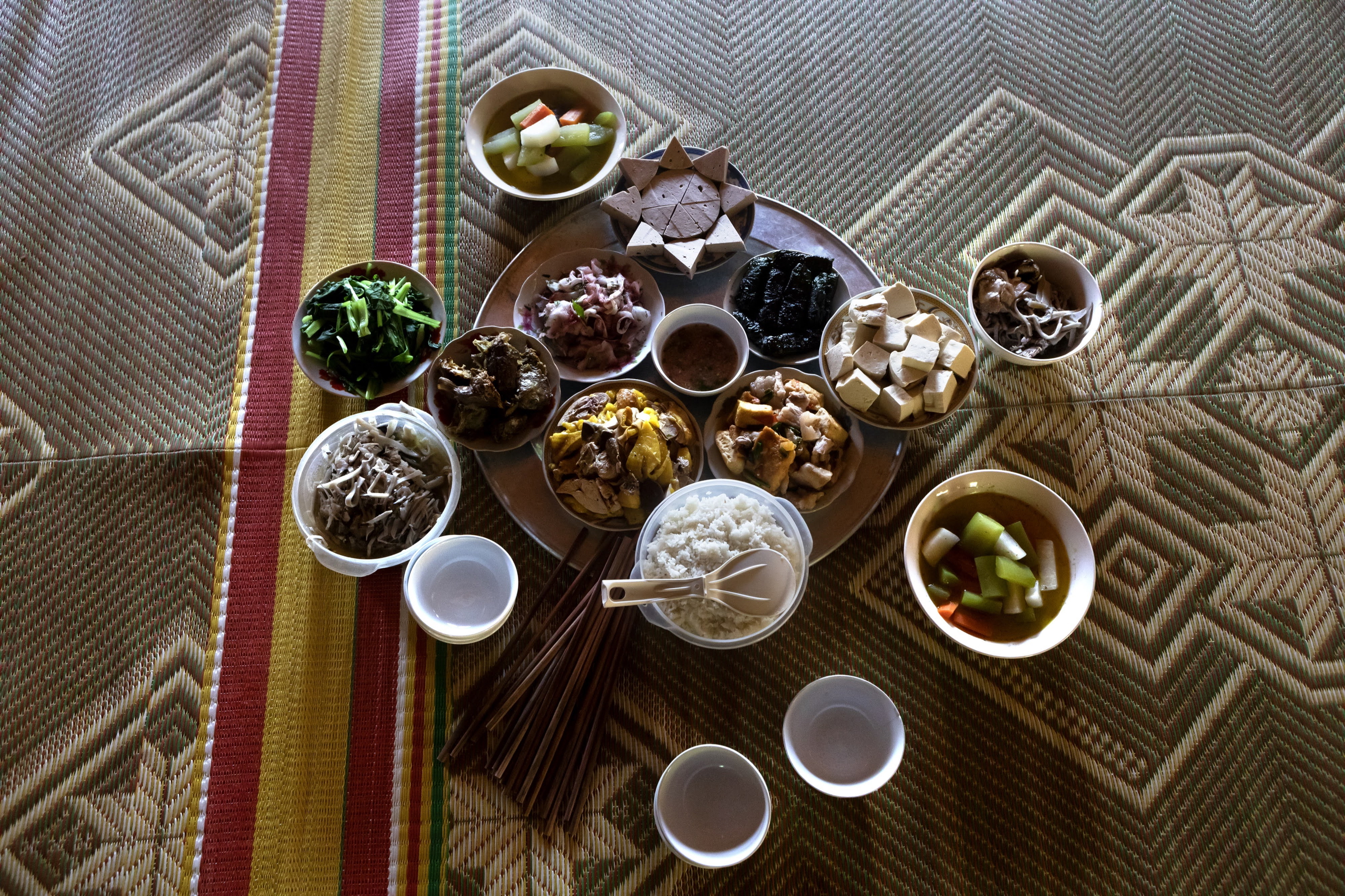 Repas vietnamien traditionnel, symbole des découvertes culinaires authentiques proposées par VietNomads