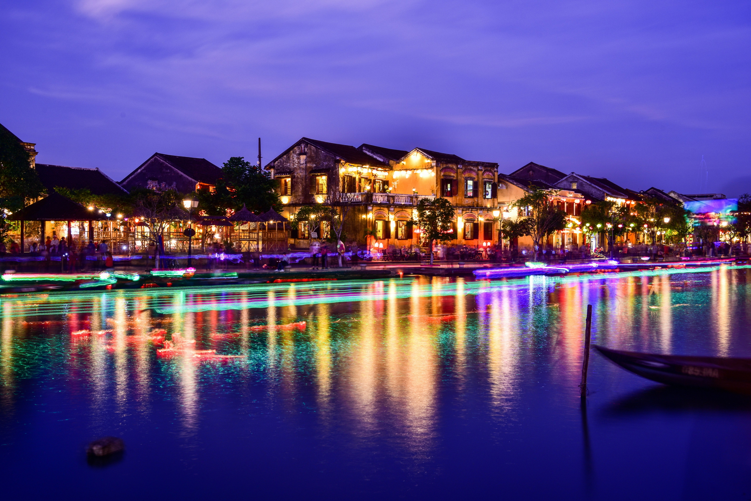 Hoi An de nuit et ses lanternes colorées, destination romantique sélectionnée par VietNomads