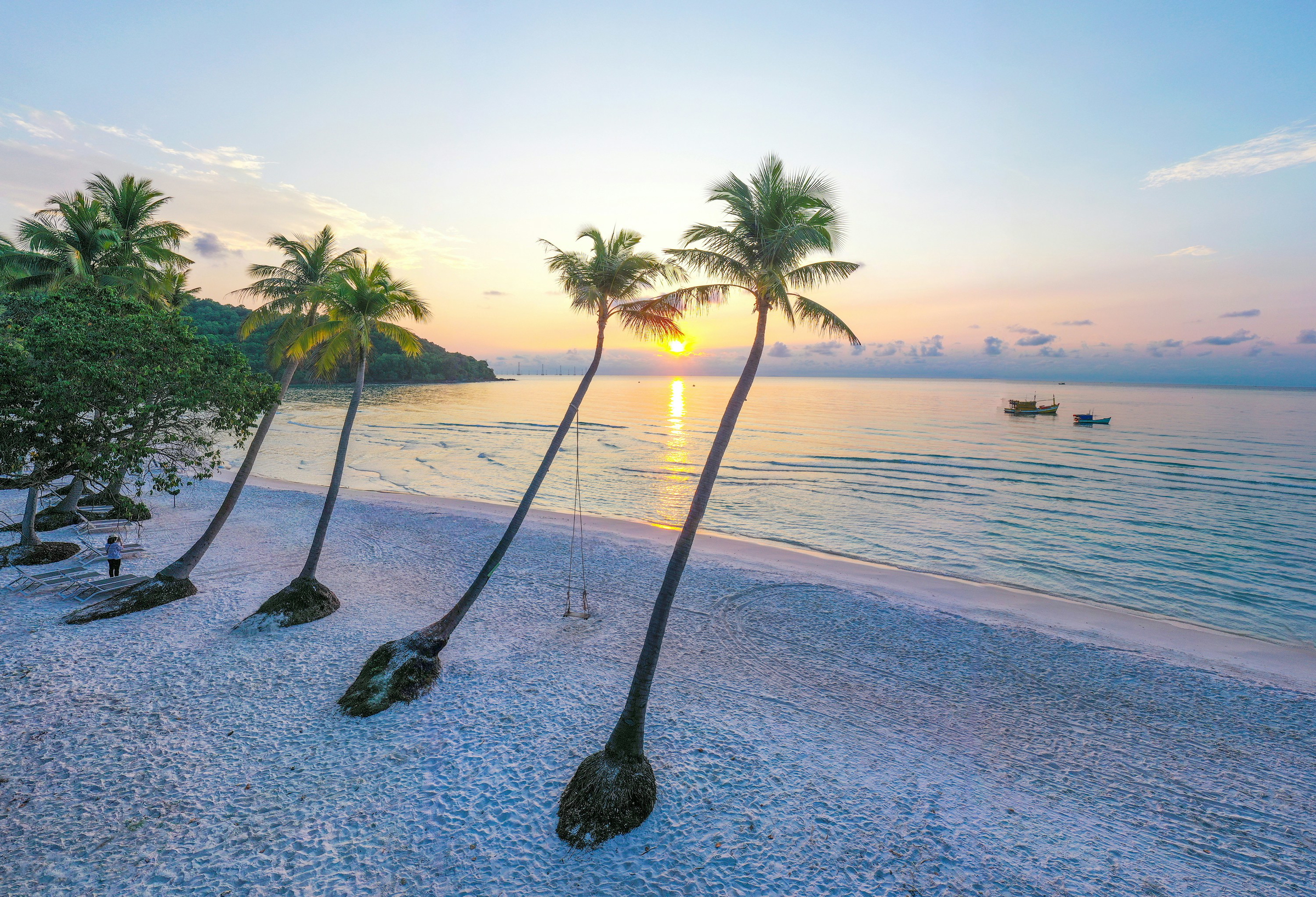 Plage de Phu Quoc au coucher du soleil, destination détente au Vietnam dans votre voyage sur mesure