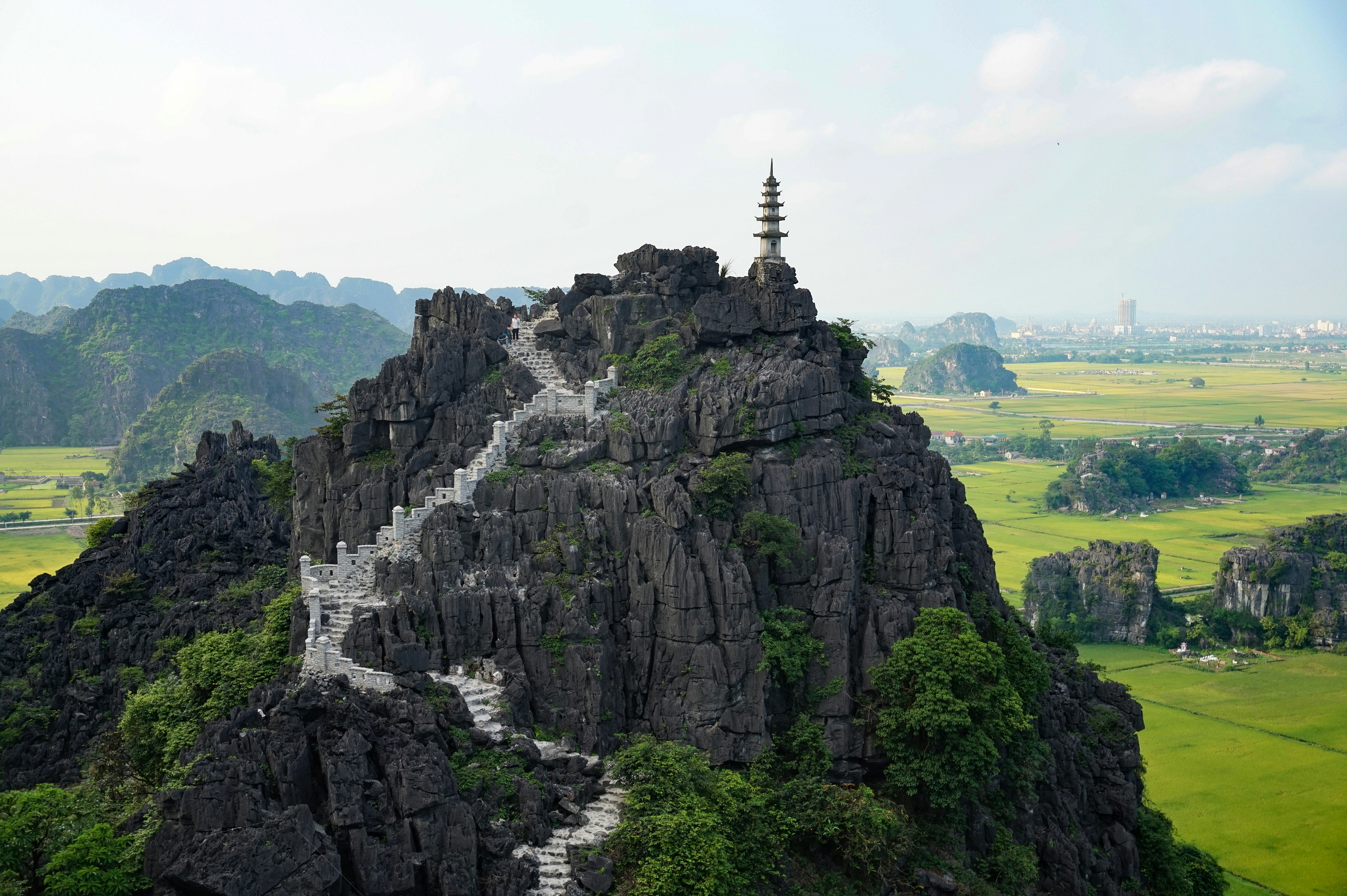 Vue panoramique sur les montagnes karstiques depuis Hang Mua, inspiration nature au Vietnam