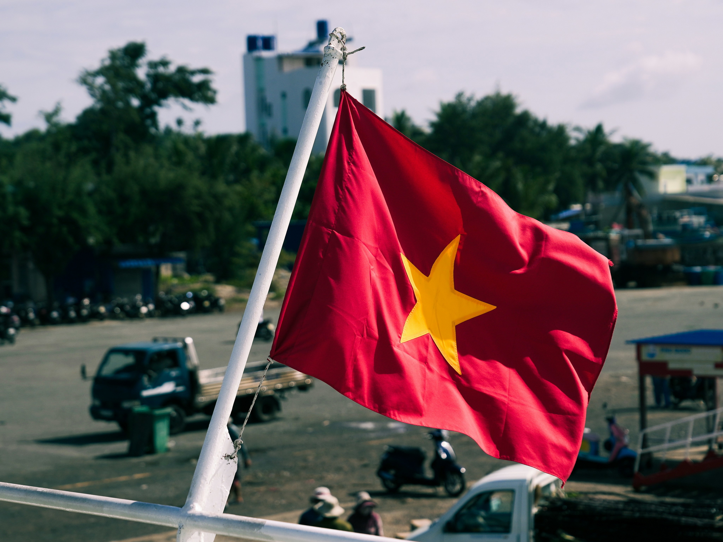 Drapeau vietnamien flottant, symbole de voyage responsable et bien préparé avec VietNomads, travel planner local