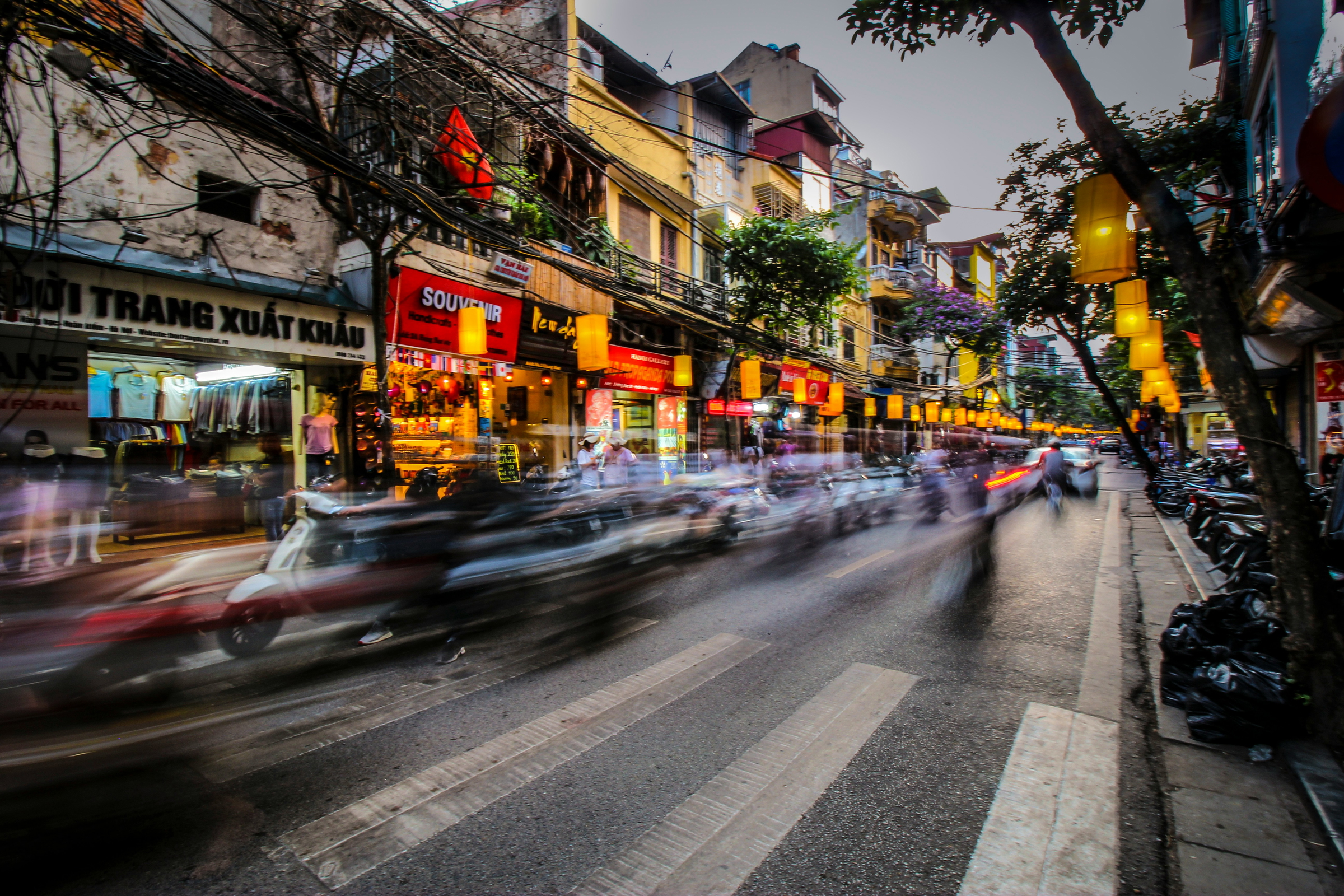 Ruelles animées du vieux quartier de Hanoï, immersion locale avec VietNomads, travel planners au Vietnam
