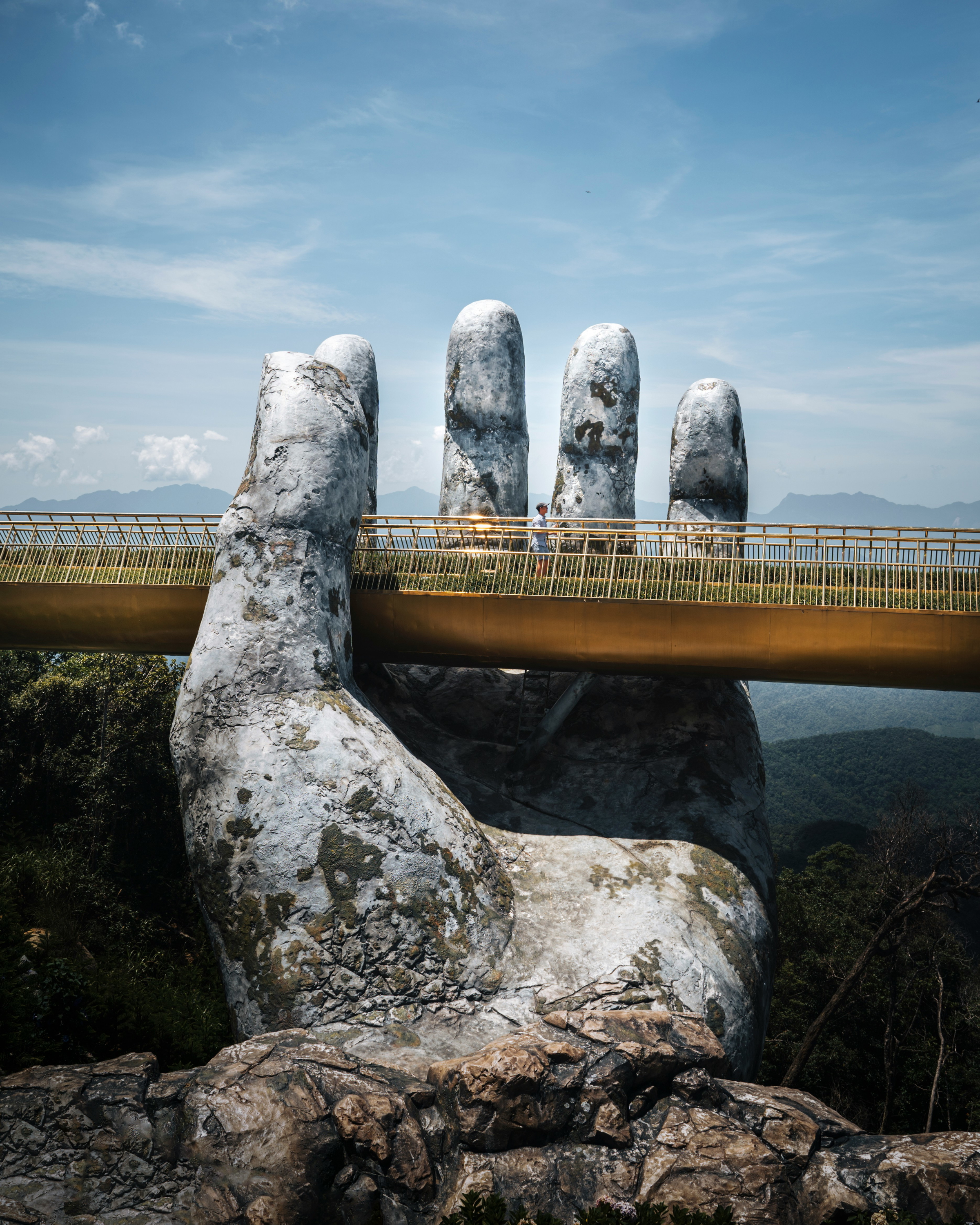 Main géante du Golden Bridge au Vietnam — symbole d’accueil et de lien humain, comme l’accompagnement de VietNomads