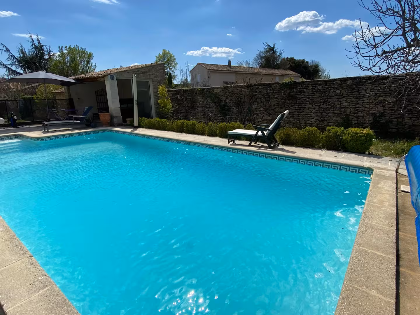 Piscine à l'abri et au calme