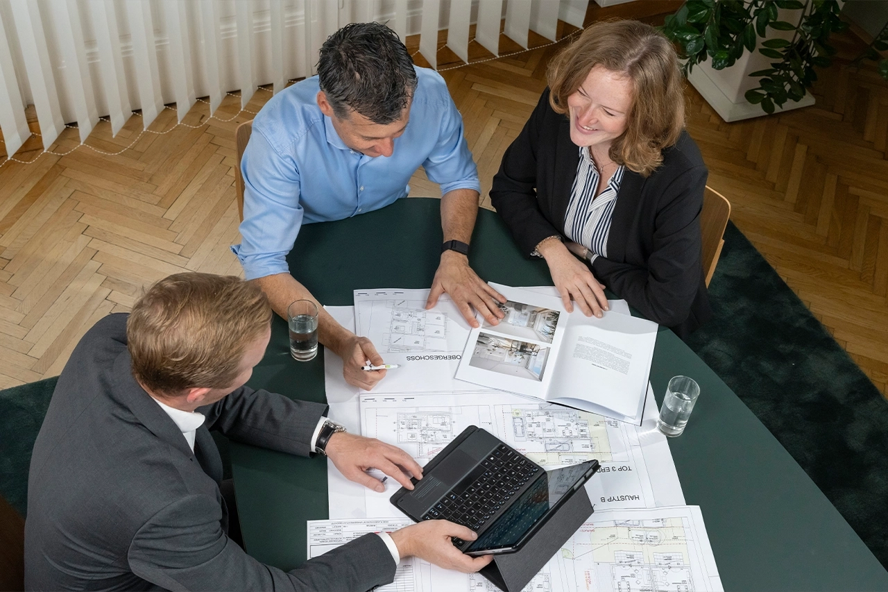 Mann der sich Dokumente anschaut