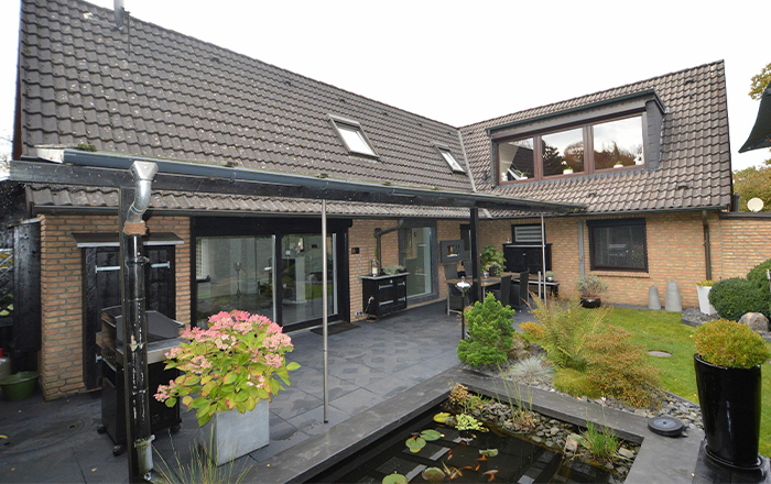 {{REF2_ART}} in {{REF2_ORT}}