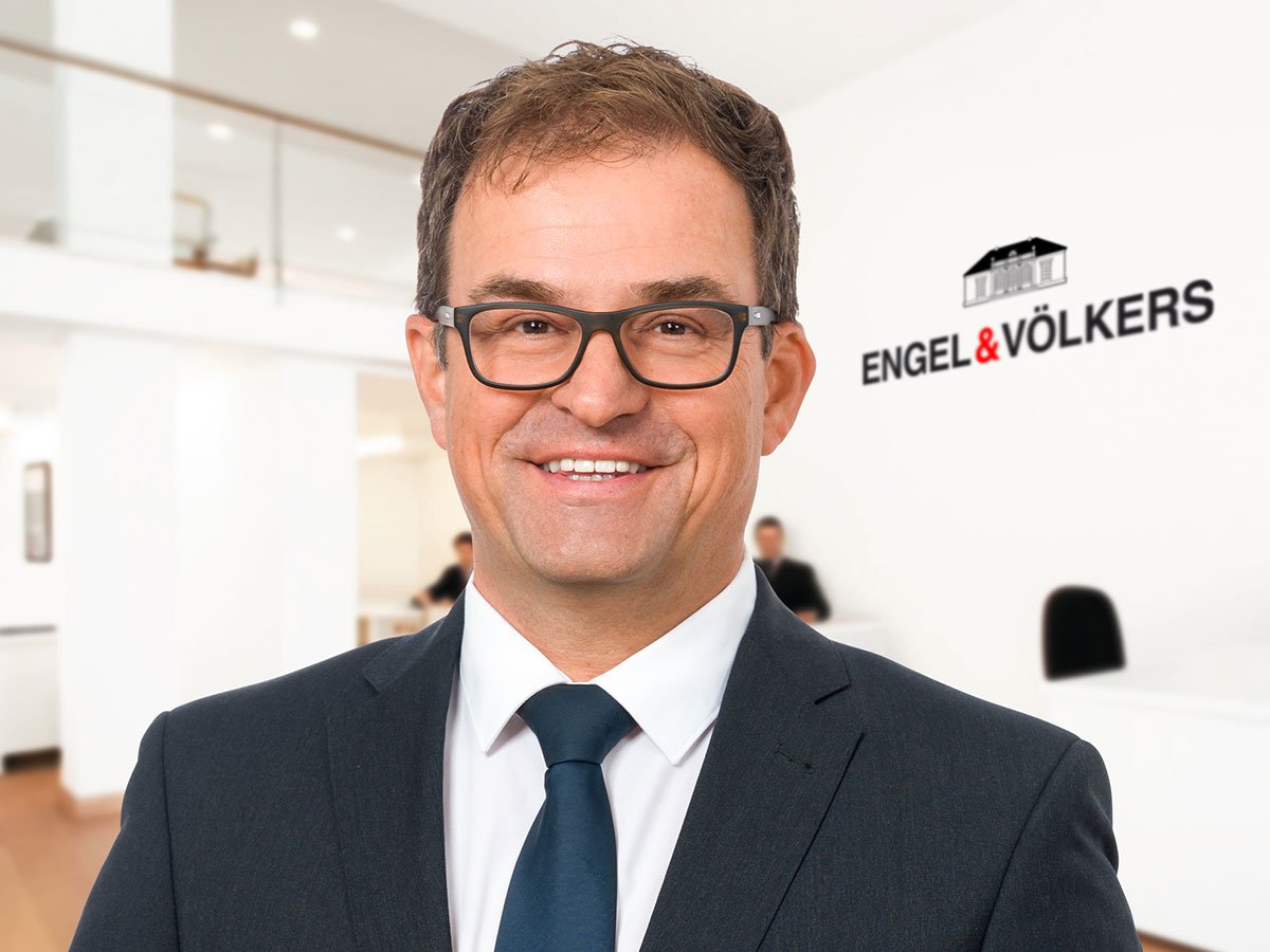 {{MAKLER_NAME}}, {{MAKLER_ROLLE}} {{FIRMA_NAME}}