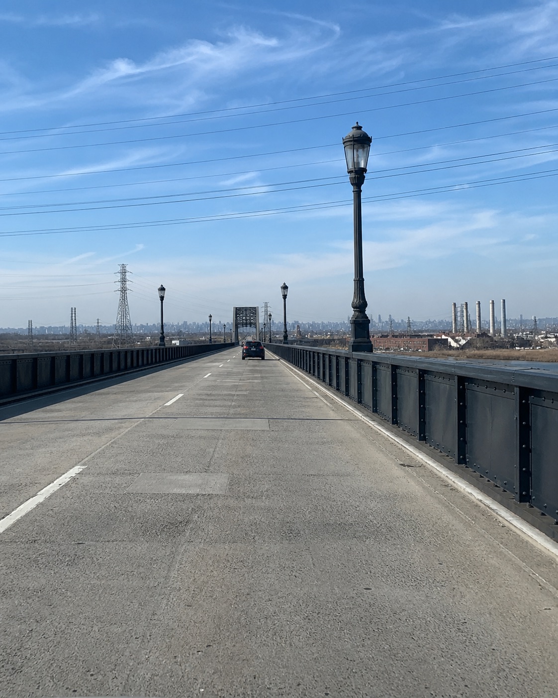 Ilustración de un corredor elevado de carretera inspirado en Pulaski Skyway